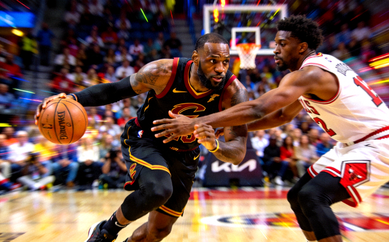 篮球新闻图片 - NBA球星在比赛中突破防守的精彩动作