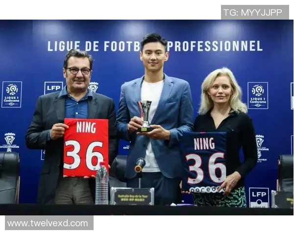 为足球明星庆生的神秘嘉宾揭晓了是谁让人惊喜不已